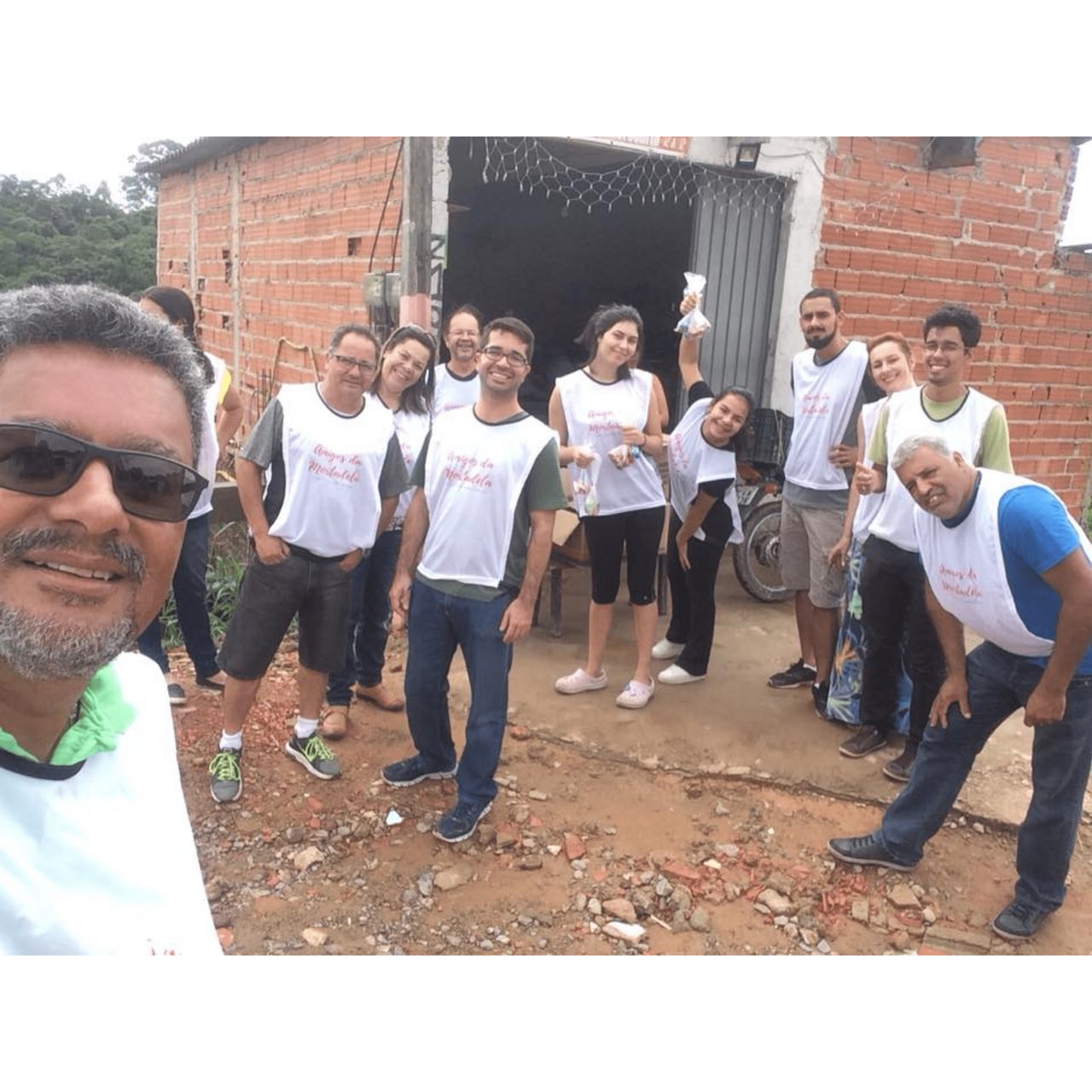 Uma das primeiras fotos dos Amigos da Mortadela visitando o Jardim dos Palmares