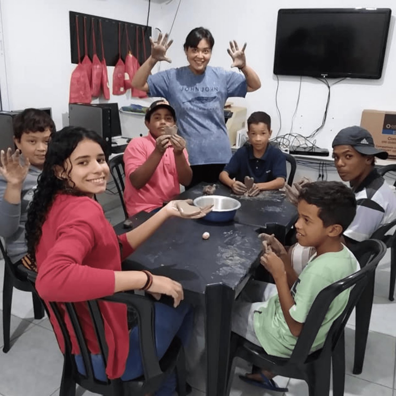 Crianças tendo dinâmicas nos Amigos da Mortadela