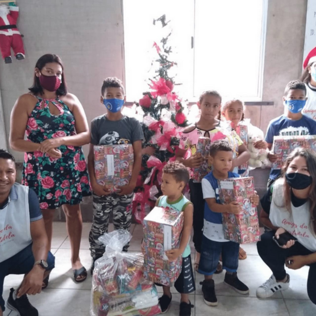 Crianças recebendo presentes de Natal