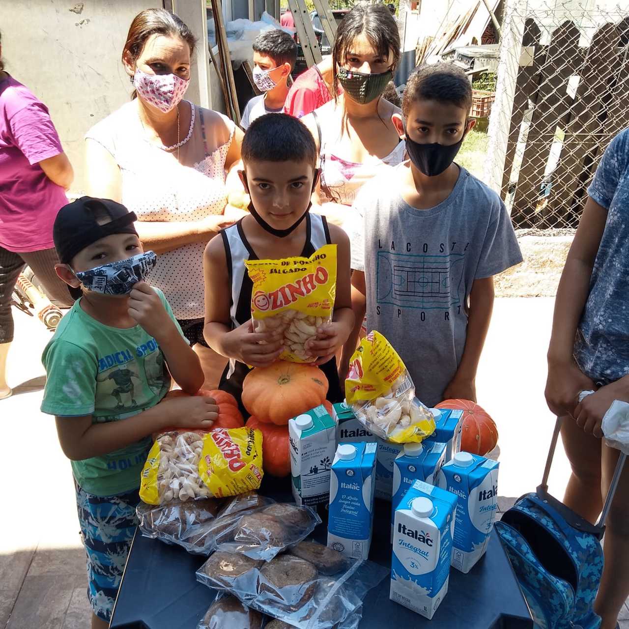 Família recebendo doação de alimentos