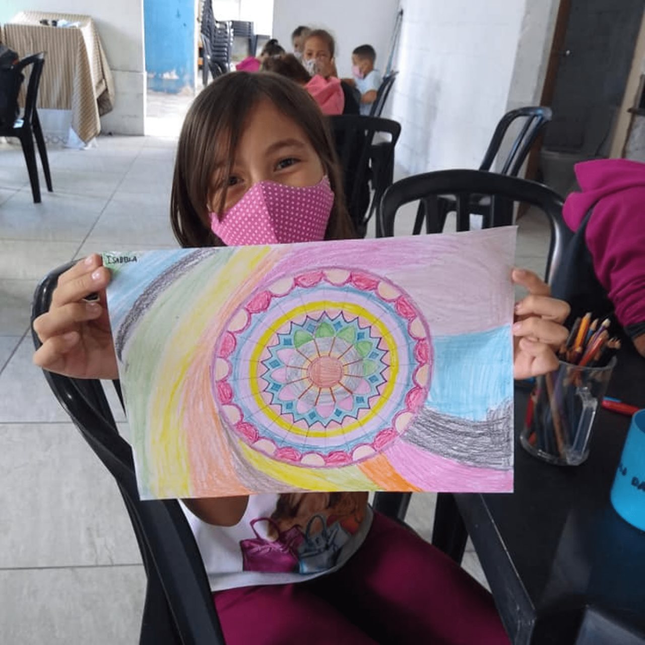 Criança segurando mandala