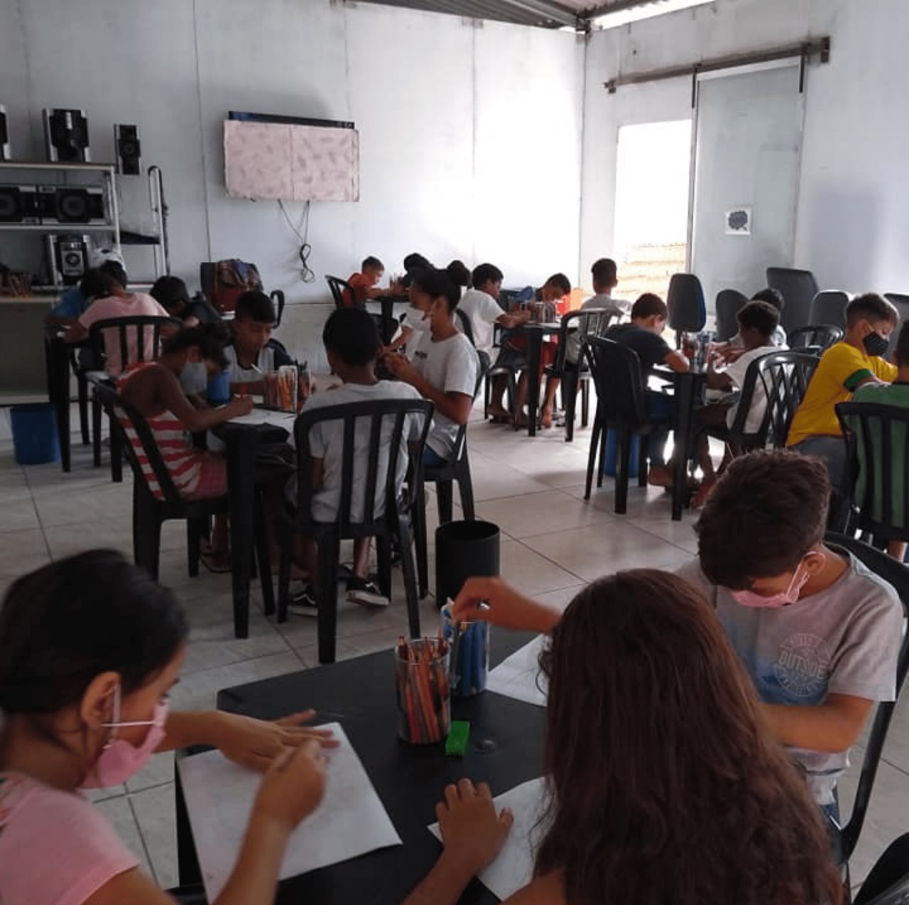 Crianças desenvolvendo atividades nos Amigos da Mortadela