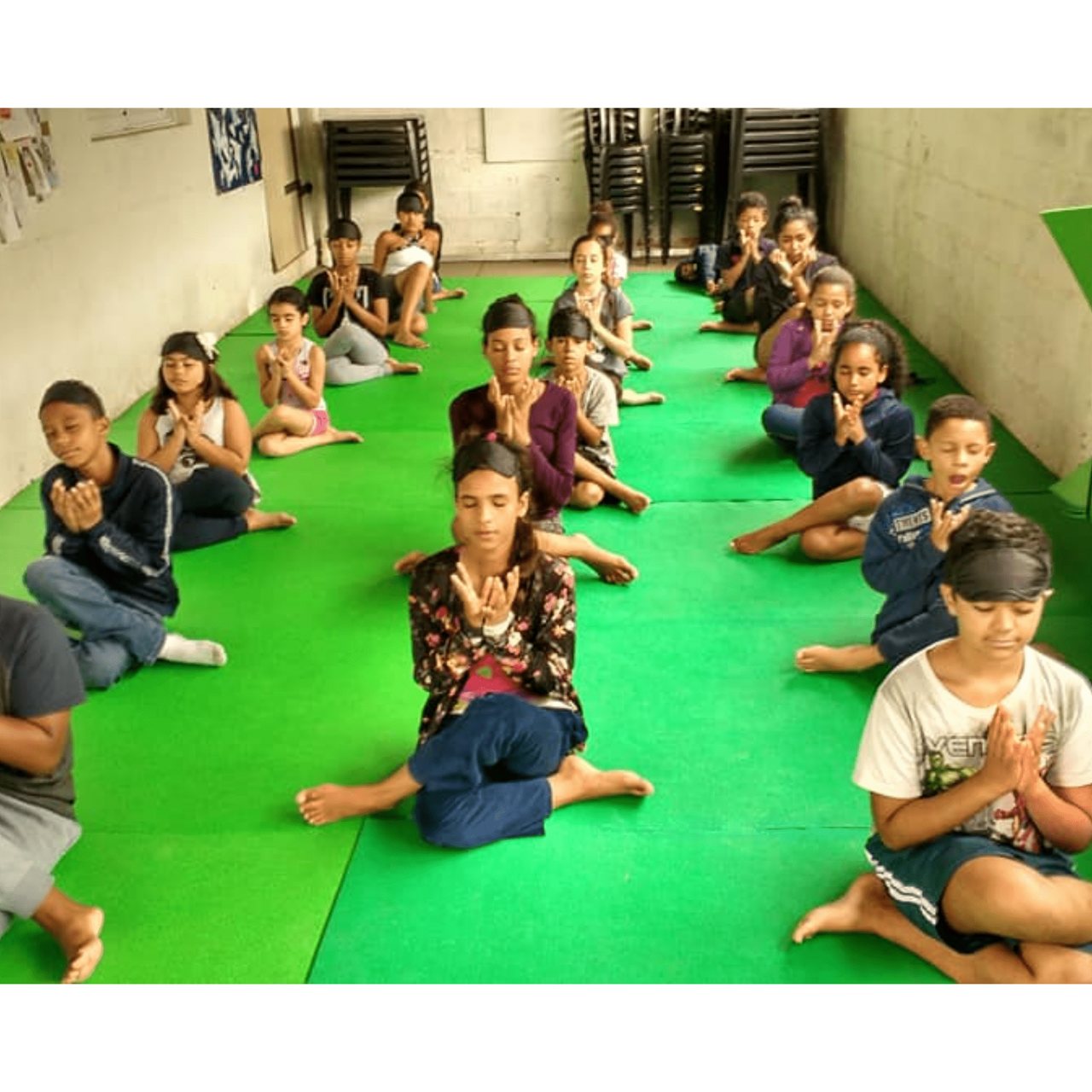 Crianças na aula de Yoga