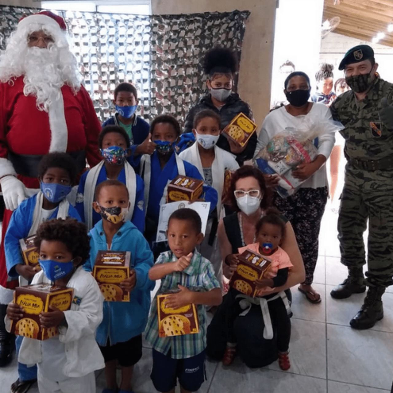 Crianças recebendo alimentos em ocasião festiva