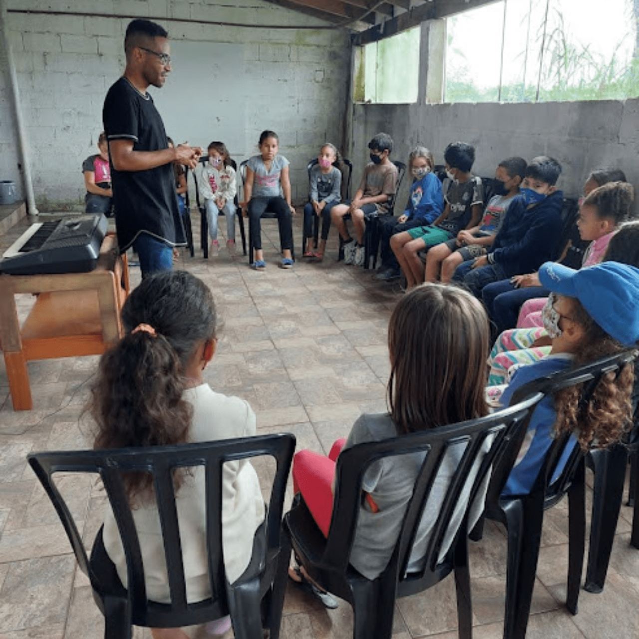 Voluntário dando aula para as Crianças nos Amigos da Mortadela